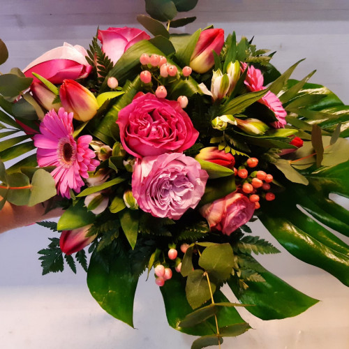 Bouquet sfumature rosa con fiori di stagione