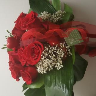 12 rose rosse con velo da sposa bianco