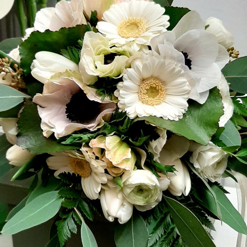 Bouquet romantico bianco con fiori di stagione