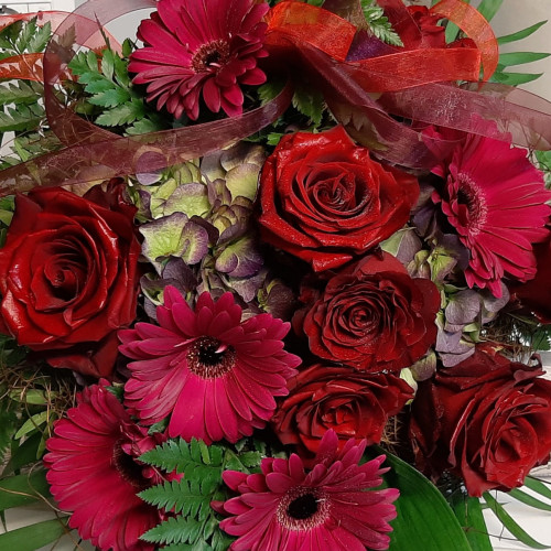 Bouquet romantico rosso con fiori di stagione