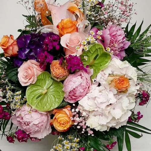 Bouquet colorato con fiori misti di stagione